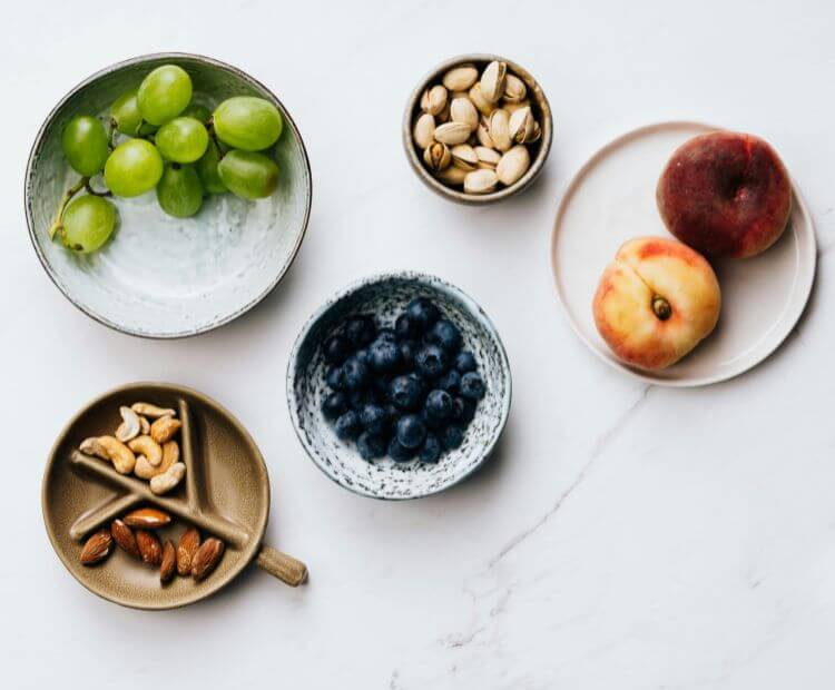 photo-assiette-alimentation-sante-nutrition Assiettes et bol de fruits et graines pour l'alimentation santé.